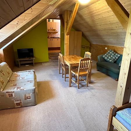Apartmanovy Dum Obecna Skola Svetlik Exterior foto