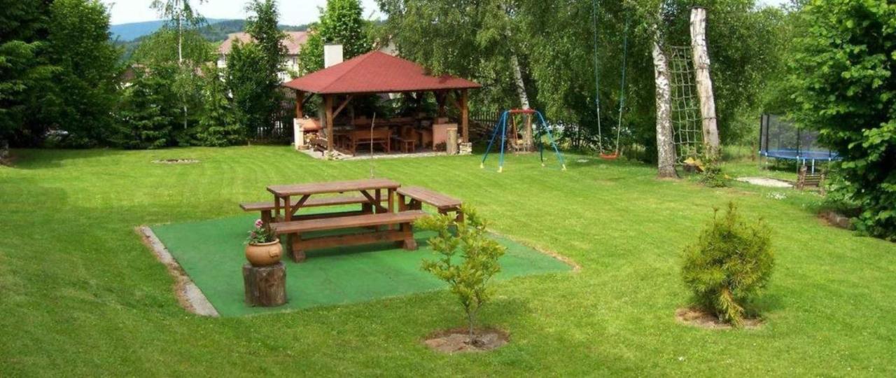 Apartmanovy Dum Obecna Skola Svetlik Exterior foto