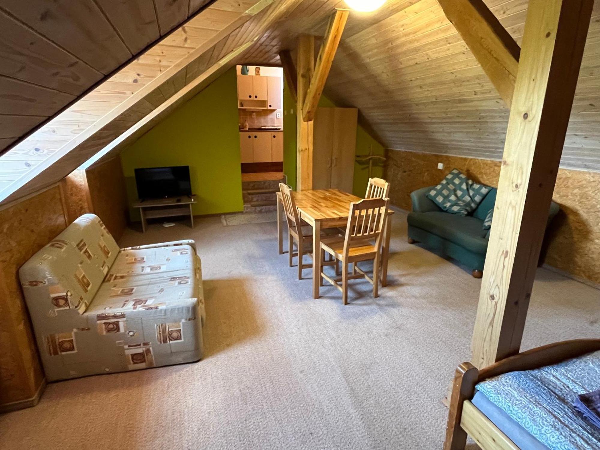Apartmanovy Dum Obecna Skola Svetlik Exterior foto