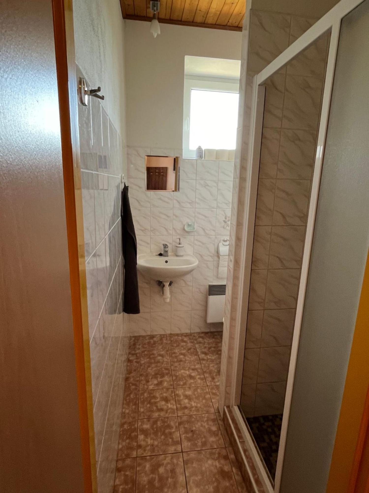 Apartmanovy Dum Obecna Skola Svetlik Exterior foto