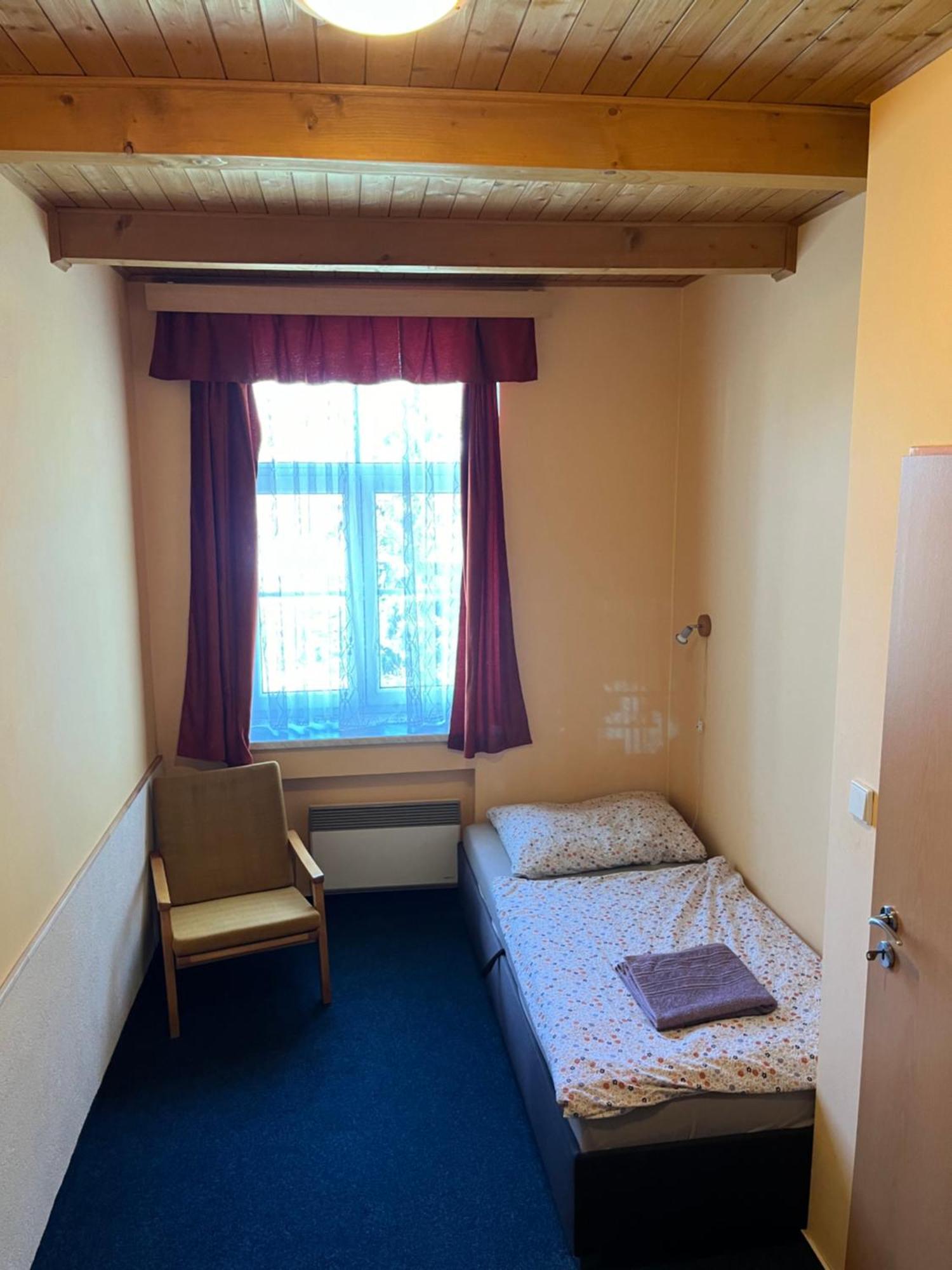 Apartmanovy Dum Obecna Skola Svetlik Exterior foto