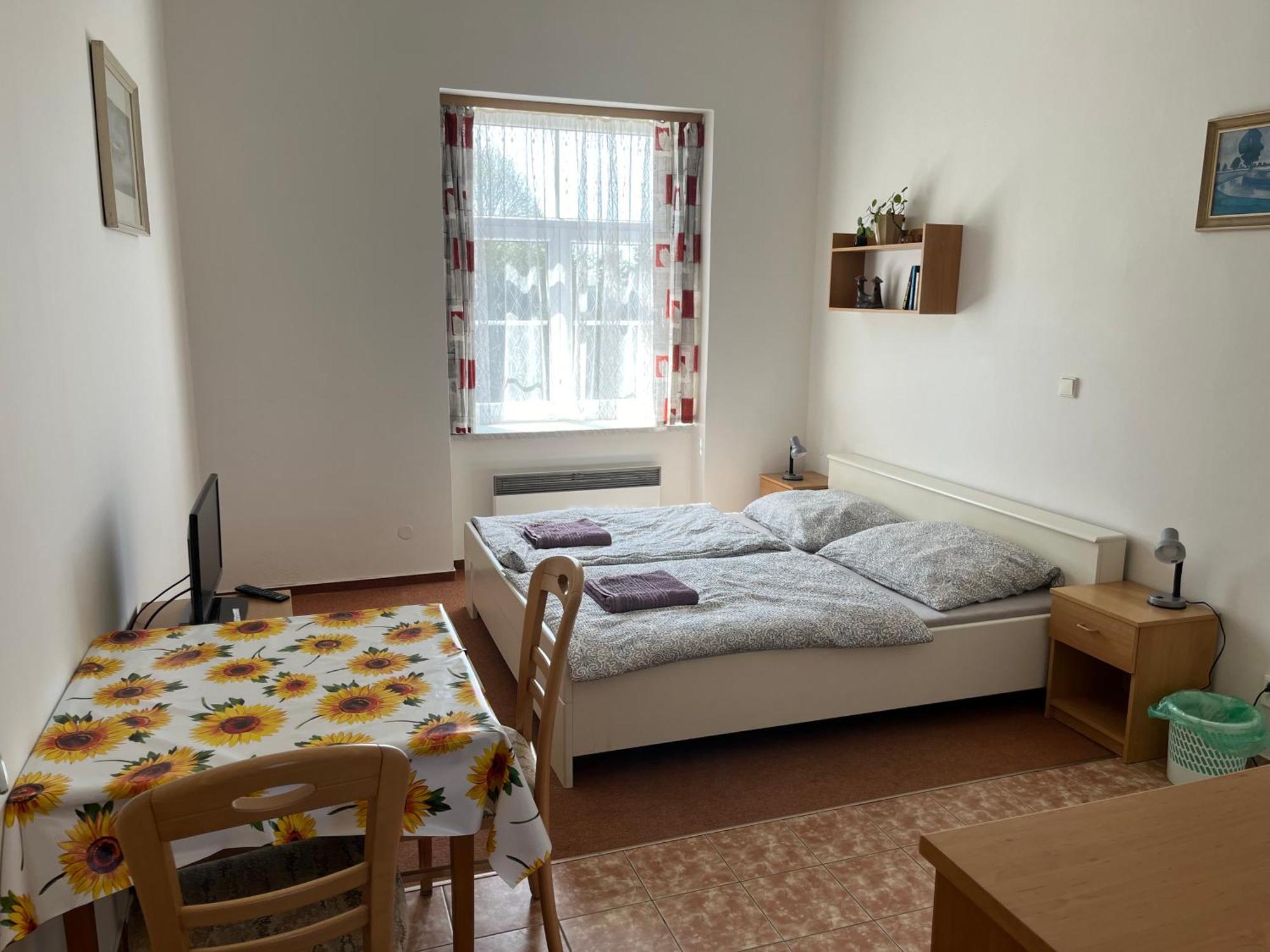 Apartmanovy Dum Obecna Skola Svetlik Exterior foto